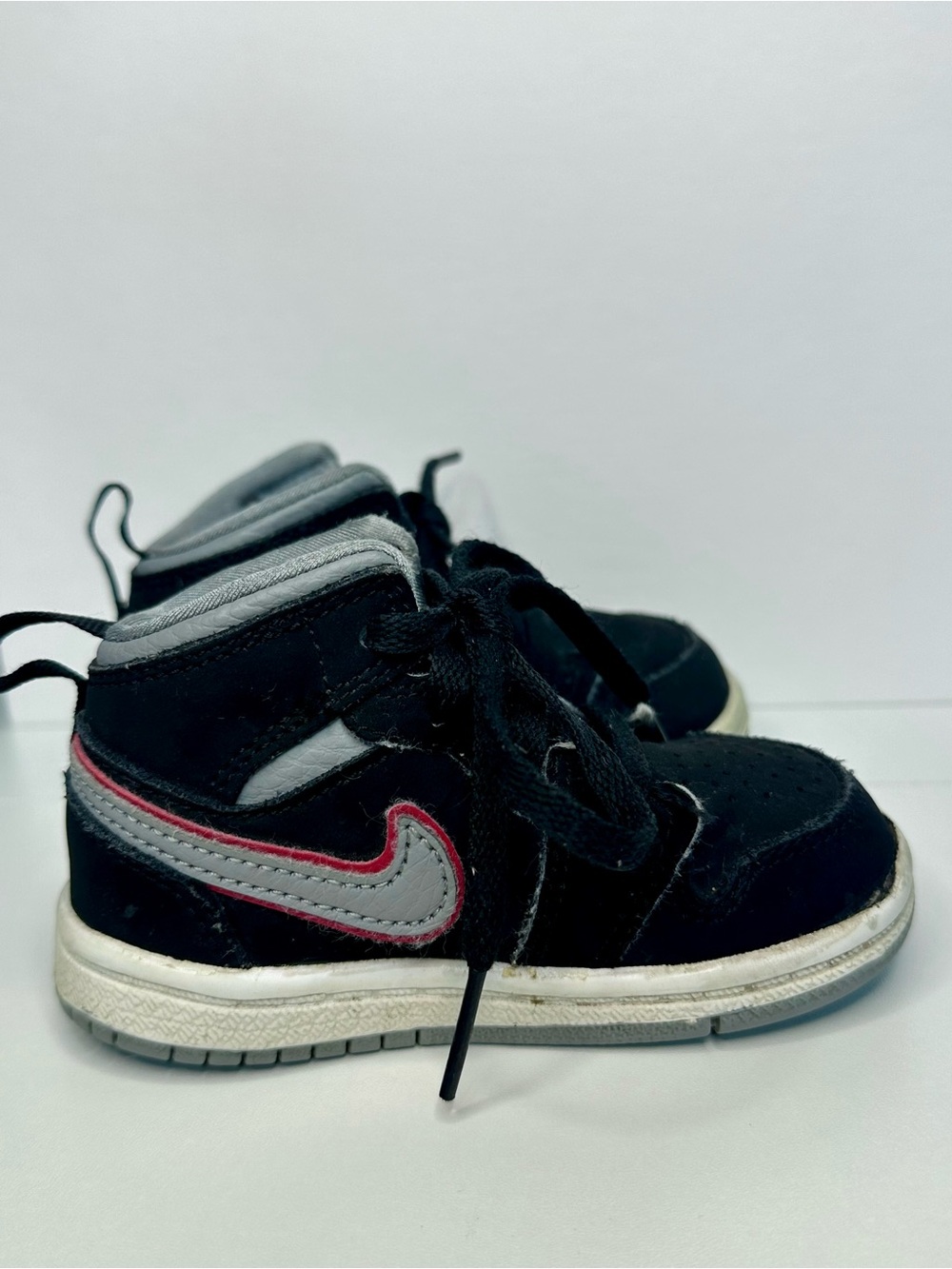The Air Jordan 1 Mid TD 'Black Particle Grey' (640735-060) 5C Toddler